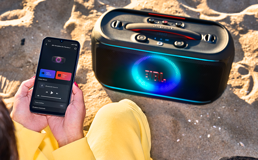 강력한 JBL Pro Sound는 듀얼 실크 돔 트위터의 맑고 투명한 고음과 예전보다 더 우렁차고 생동감 넘치는 강력한 우퍼의 깊고 강렬한 저음이 특징입니다.