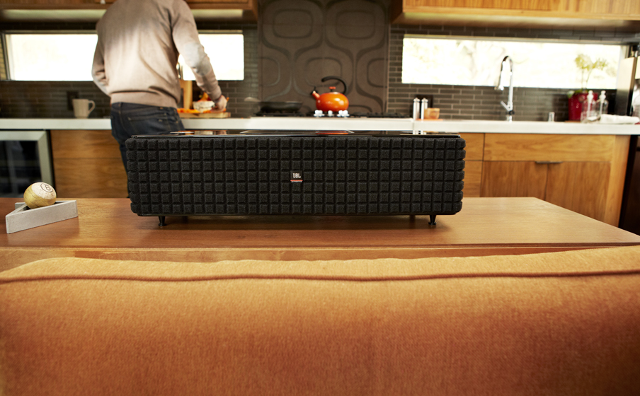 120 와트(RMS)의 JBL 출력과 첨단 음향 디자인은 스피커 하나로 역동적이고 광범위한 스테레오 JBL 사운드를 만들어냅니다.